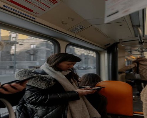 Seseorang memeriksa ponsel saat berada di transportasi umum